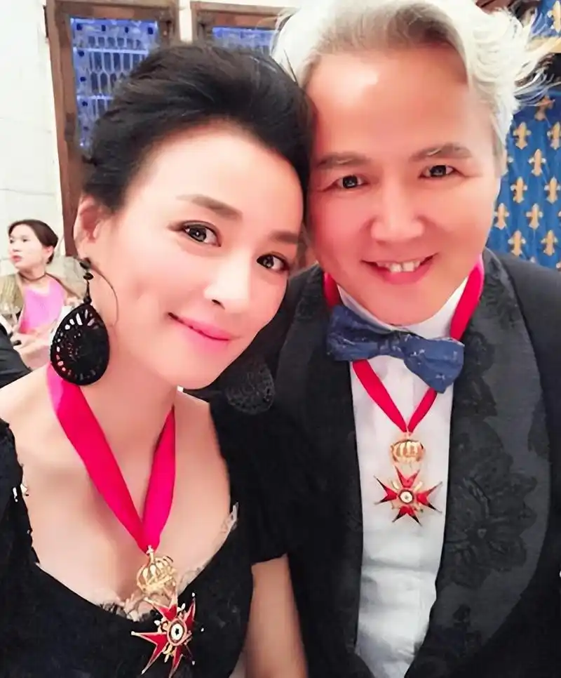 52岁张庭现身新加坡,无滤镜素颜曝光,秃头憔悴苍老像变了一个人