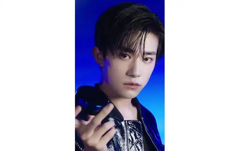 易烊千玺2101052021一起预见底妆巅峰