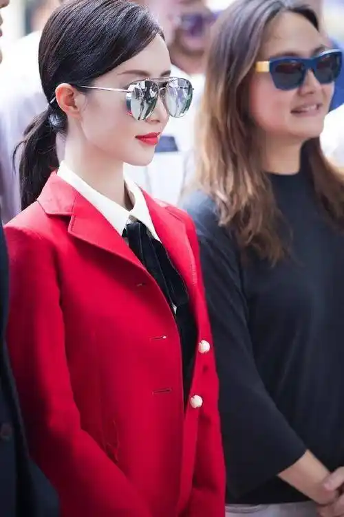 攻气十足!舒畅一身红色西装亮相干练时髦网友:美的不像话