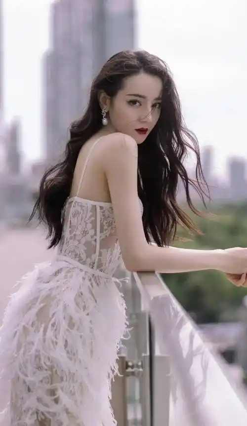 迪丽热巴羽毛蕾丝胸衣连衣裙,罕见透视装造型性感妩媚_形象_照片_身材