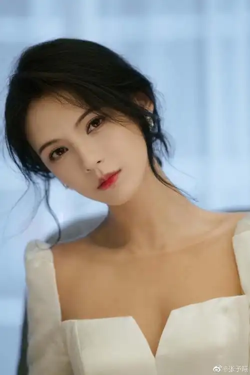 张予曦穿方领白裙优雅似公主 笑容灿烂甜美-易天影视公司-服务项目