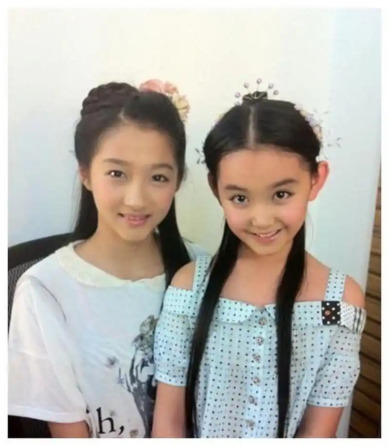 关晓彤和蒋依依从小就一起玩,关系特别好!而且两个人长相就没怎么变!