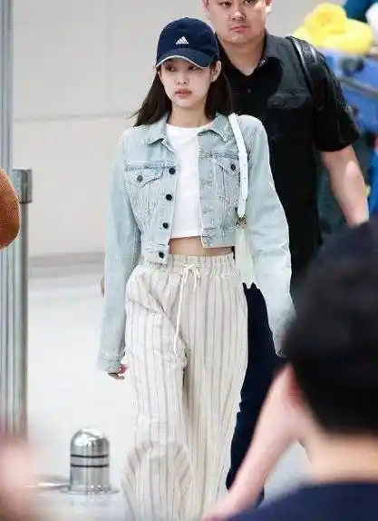 原创超显腿长的拖地裤jennie蚂蚁腰不输lisa李菲儿难掩柯基臀