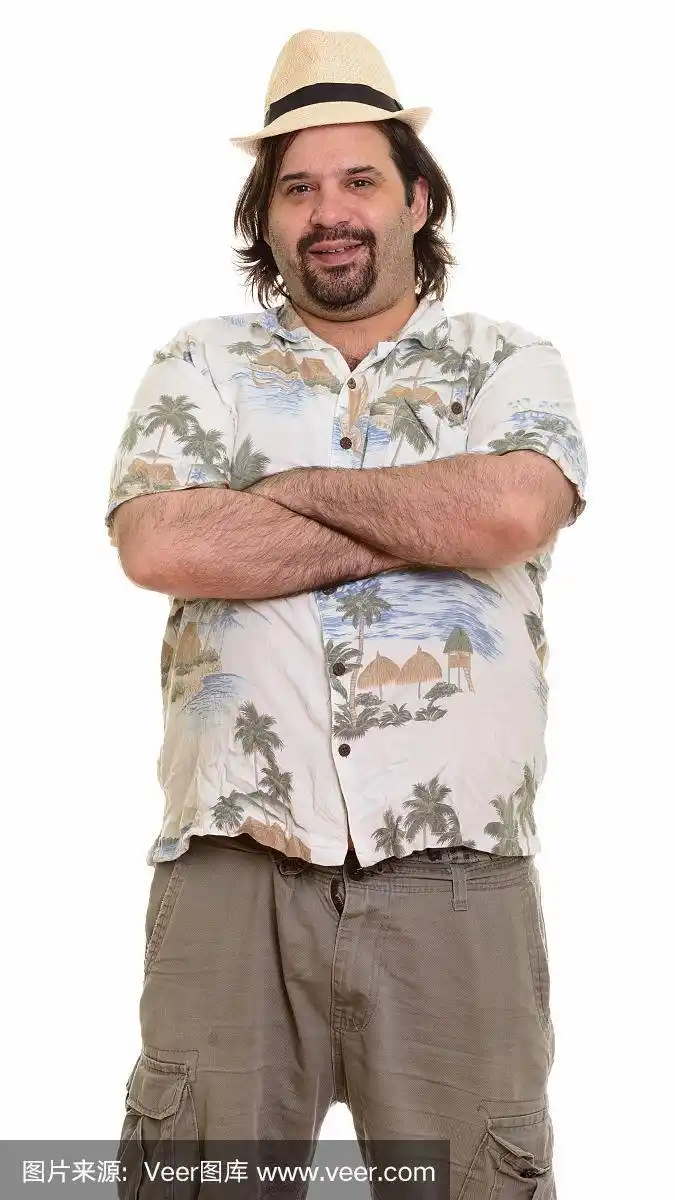 快乐的胖胡子游客微笑着双臂交叉站着