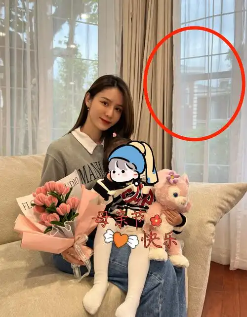 张馨月母亲节高调秀恩爱,被林峯亲吻脸颊,一家三口住豪华大别墅-腾讯