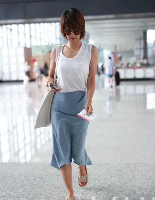 43岁马伊琍越来越会穿短发配一身淡蓝色休闲look减龄效果满分