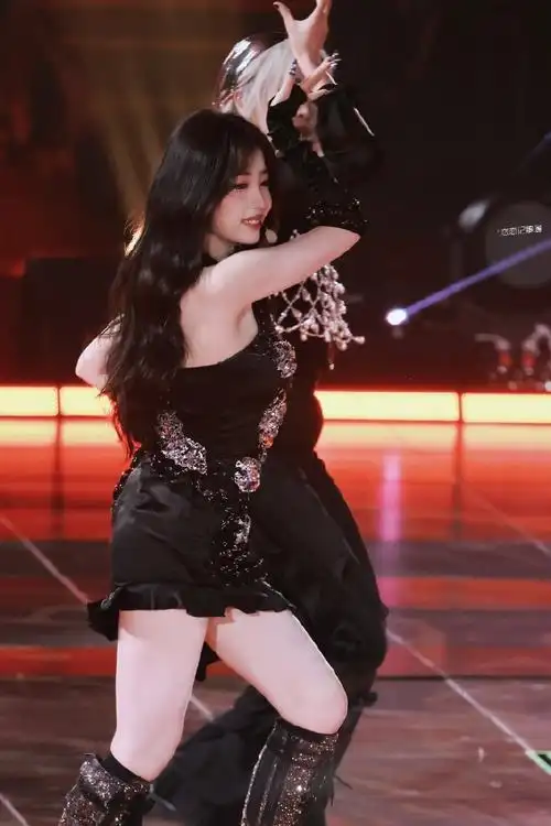 虞书欣超话90舞台合集#虞书欣星光黑曜立体连衣裙