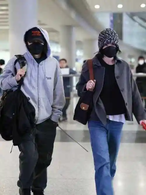 王菲谢霆锋日本回国王菲用拳头捶男友撒娇脖子上大疙瘩引热议