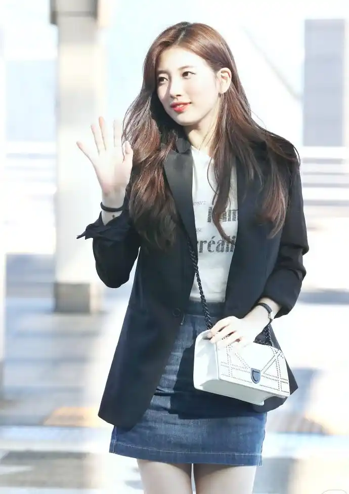 国民初恋的裴秀智黑色西装外套搭配牛仔短裙现身机场 特别凉爽