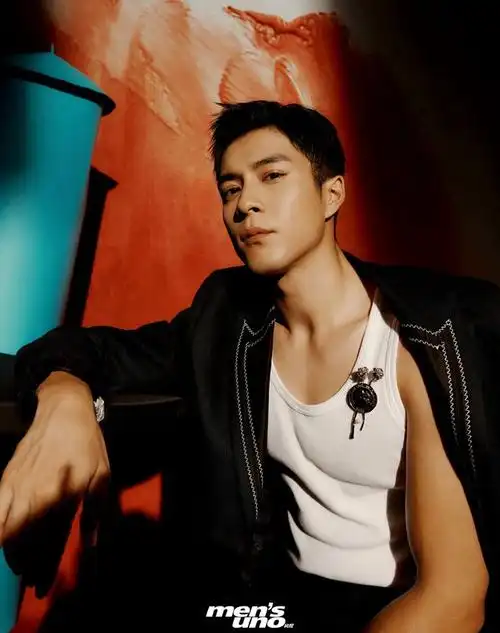 韩东君秋季时尚大片展露硬朗身材男人味十足这样穿很养眼