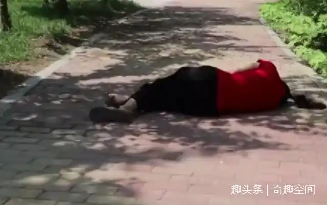 女子街边晕倒, 路过老大爷拿出硬币, 接下来奇迹的一幕发生了