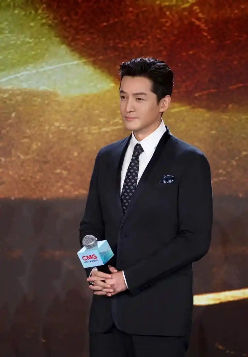 胡歌身着giorgio armani亮相中央电视台  哎呀,胡歌这次真是大放异彩