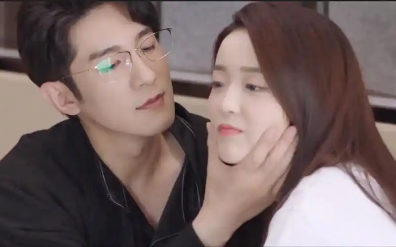 「季肖冰 x 金沫汐」关于两位一定要黏在对方身上的手|机智的恋爱生活