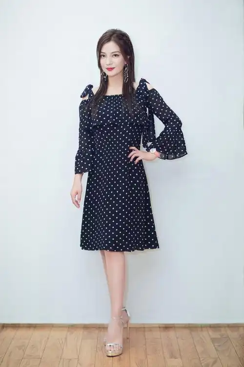 赵薇侧辫雪纺连衣裙生活照