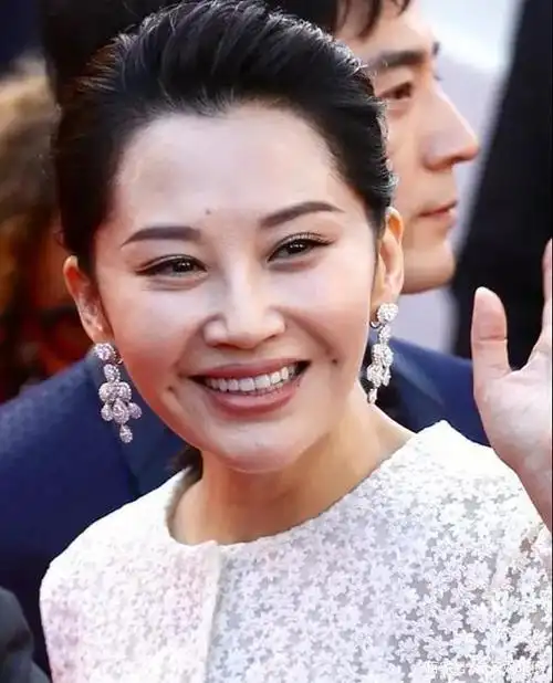 娱乐圈所有的中年女演员里,她最有少女感