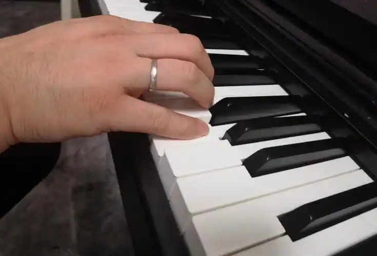 今日梁老师分享钢琴琴童常见5指触键问题哈
