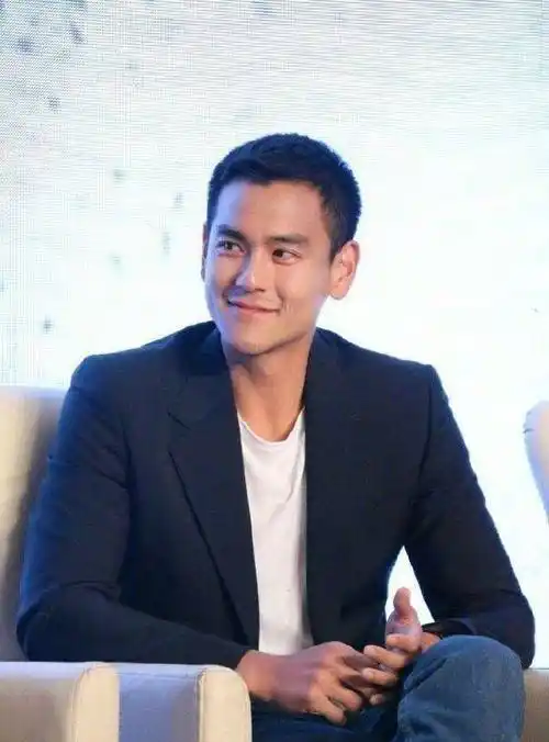 彭于晏,张一山和胡歌一下子变成板寸了,你认为他们谁最帅?