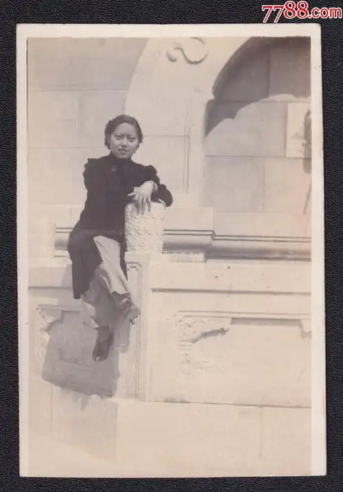 民国年代烫发美女老照片1张(尺寸约6.7*9.9厘米)