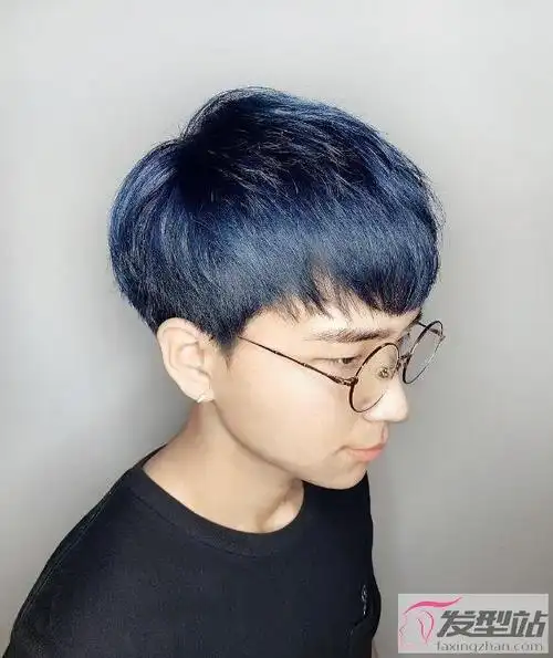 男生冰河蓝发色真的好酷 神秘气息让人摸不透--sms580