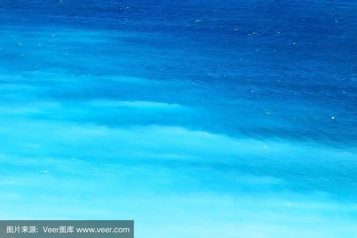 海洋中不同深浅的蓝色