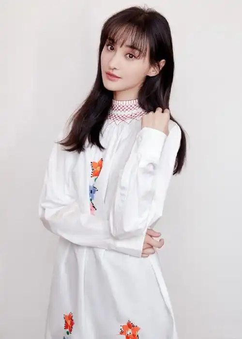 再来看看郑爽的其它穿搭吧,日常休闲中她还是一个比较随性的女孩子