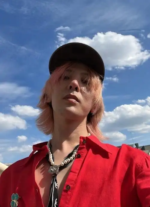 bigbang权志龙晒自拍胡子拉碴身材暴瘦