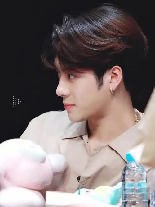 好可爱啊!好奶呀!#王嘉尔 #嘉尔的小迷妹 #王嘉尔壁纸