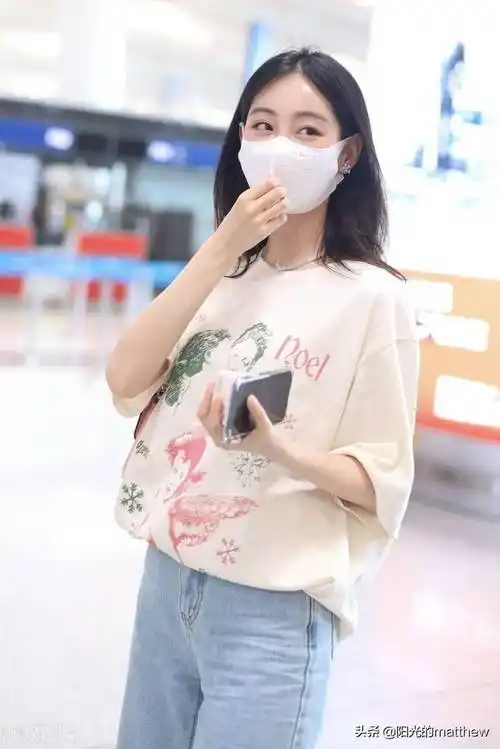 祝绪丹印花短袖牛仔裤现身机场笑容甜美撩发动人