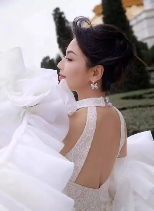 刘涛的白色鱼尾裙性感又性感,纤细的腰臀比例完美展现了她迷人的身材