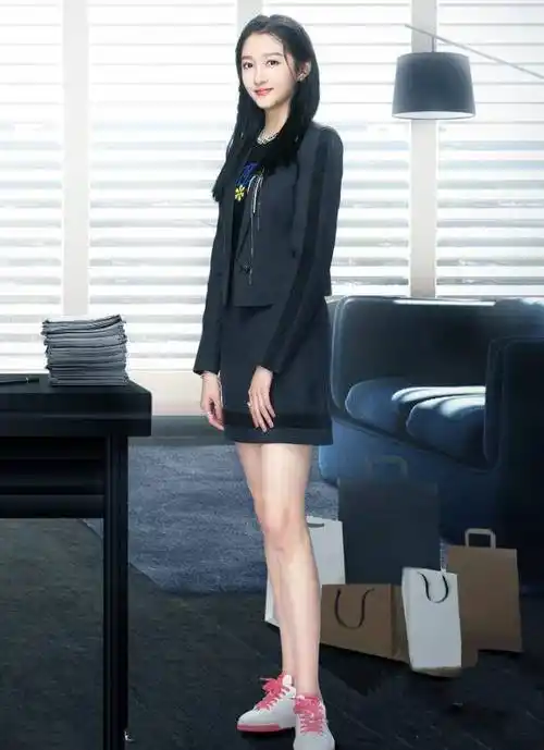 原创关晓彤玩旋转木马看清她的坐姿后不愧是京圈格格