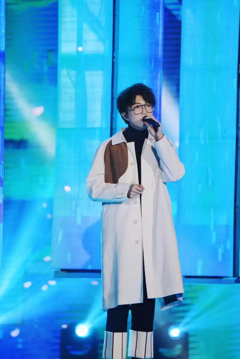 毛不易新专辑《一程山路》首唱,临近新春「旅人匆匆地赶路啊,走四季访