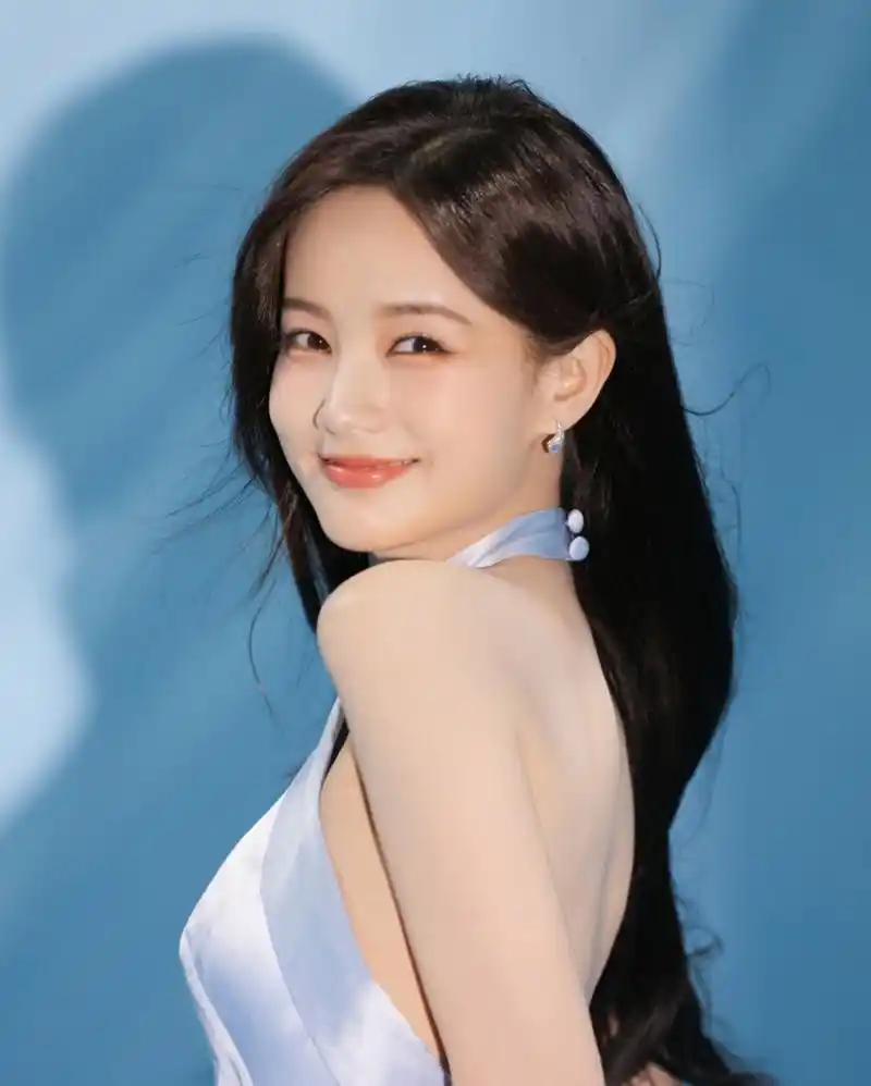 李一桐这笑容太治愈迷人了,美丽动人,越看越深陷其中难以自拔!