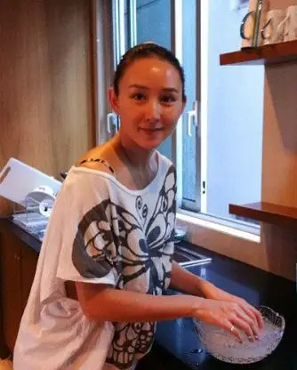 胡静素颜做家务很懂节简 可爱儿子奢华豪宅曝光(图)