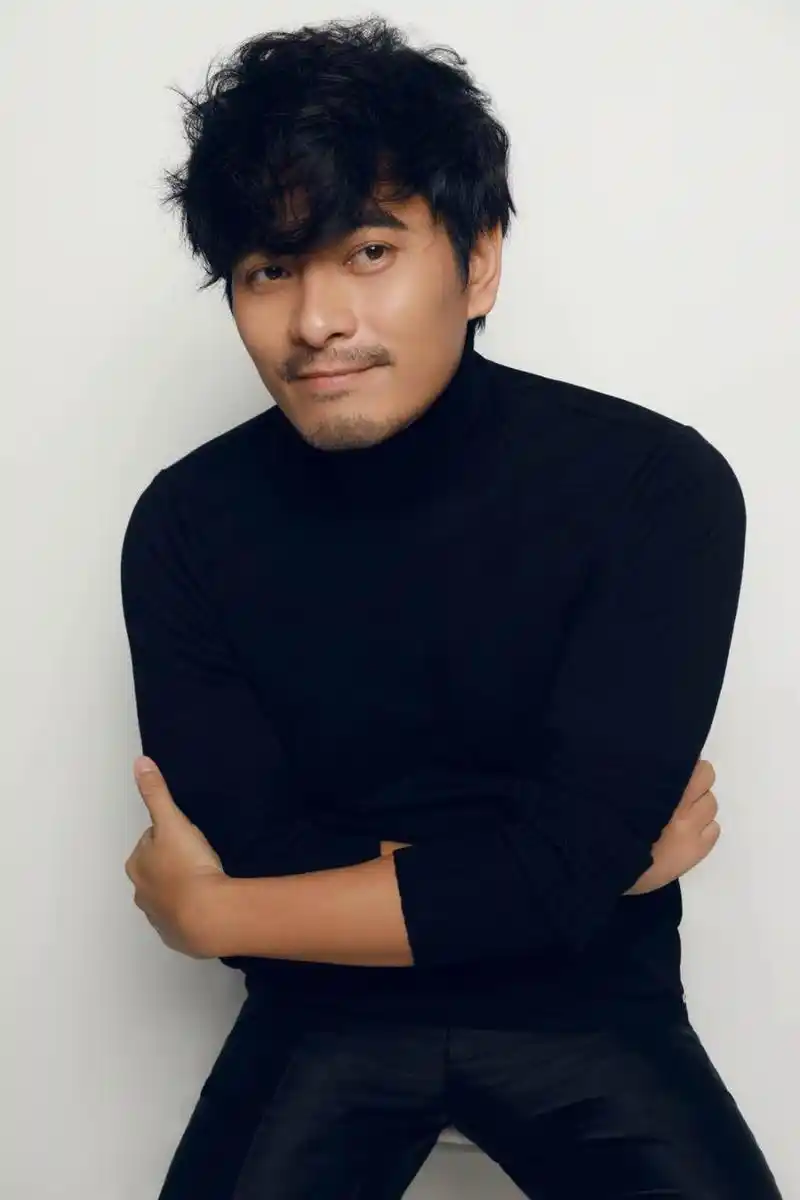 陈龙黑色针织秋装写真曝光