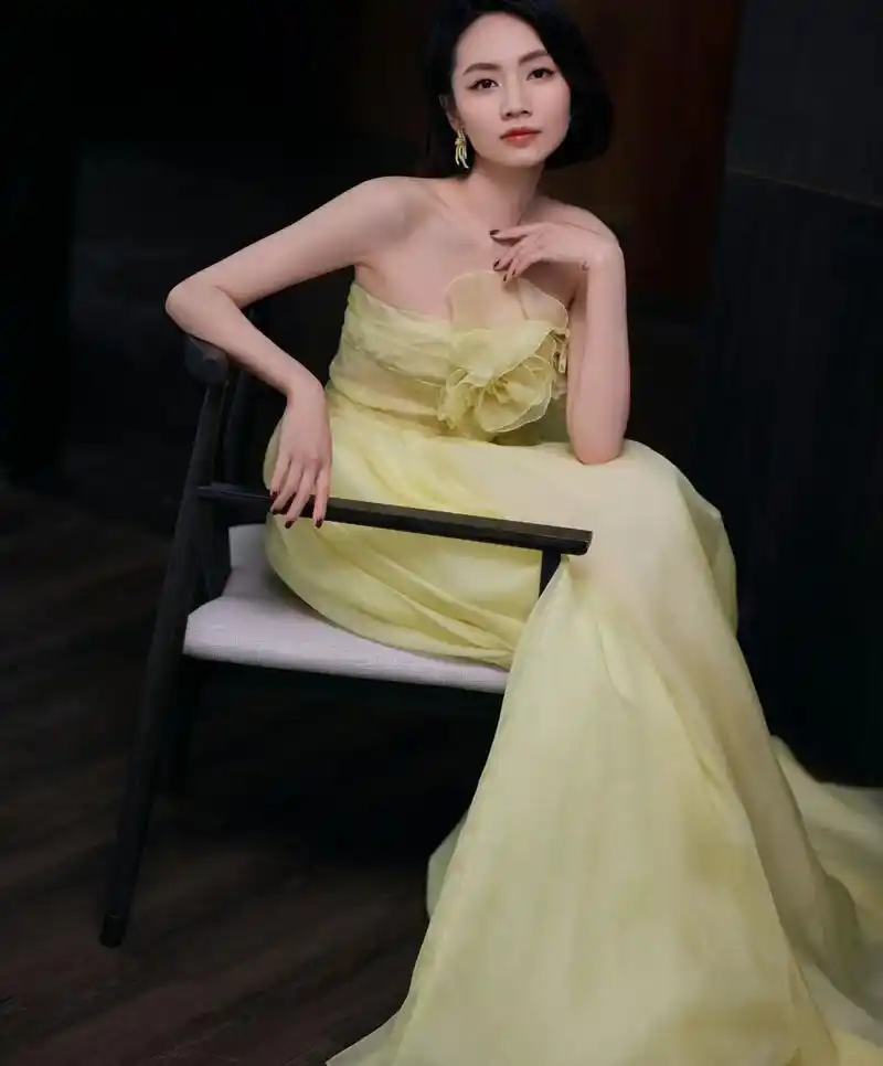 刘惜君浅绿色纱裙灵动又优雅