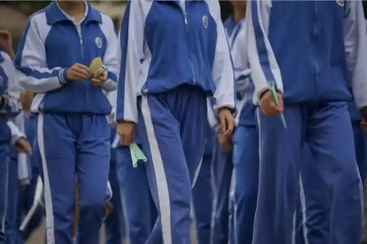 这么丑的衣服,如今卖千元?我们以前都穿过_校服_电子游戏_什么