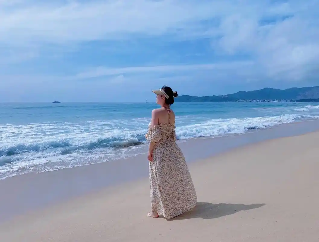 海边散步.不完美的人生,也要努力让自己越来越好.#海边随拍  - 抖音