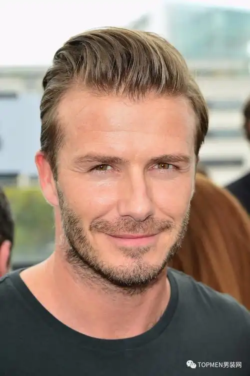 长脸:可以把腮帮两侧的胡须留多一些,下巴的留少些,但不能没有,待胡子