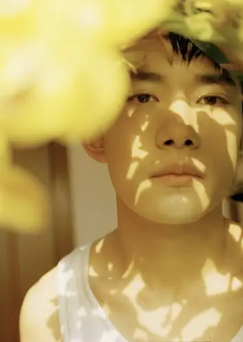 易烊千玺红秀封面壁纸 点赞好运