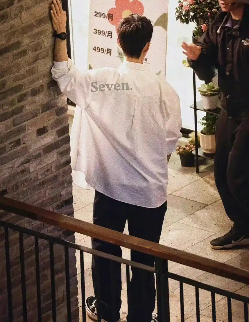 肖战《骄阳伴我》背影路途,白衬衫造型好帅!