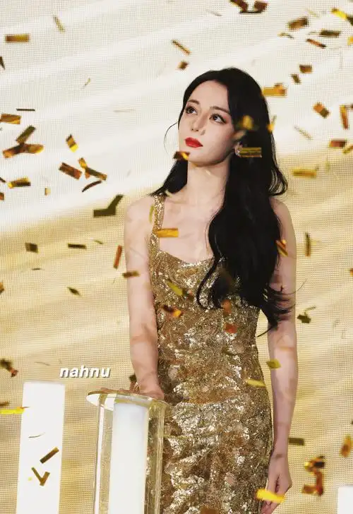 人群中的迪丽热巴