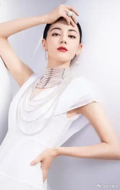 迪丽热巴叠戴珍珠项链##迪丽热巴v领白纱裙