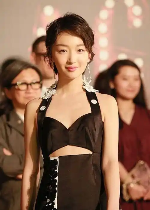 周冬雨被慧眼识出,成就被认得出,记得住的知名演员_张艺谋_样子_经典