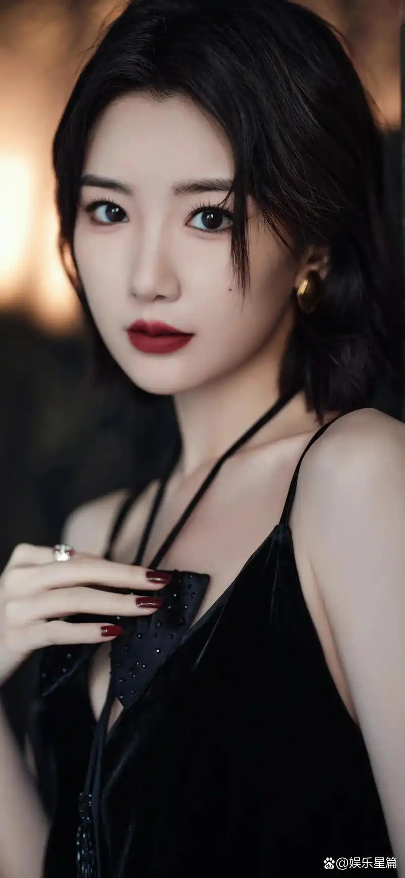 毛晓彤#黑色吊带红唇美背写真壁纸图集,轻盈优雅,又美又飒 67