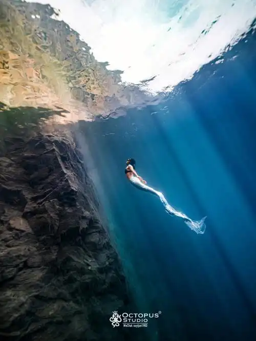 而美人鱼脚蹼的穿着方式需要双脚并拢,如果穿上鱼尾裙,双腿就像被绑住
