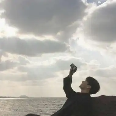 男生在海边的帅气背影侧脸头像 面朝大海日落男生头像图片_男生头像