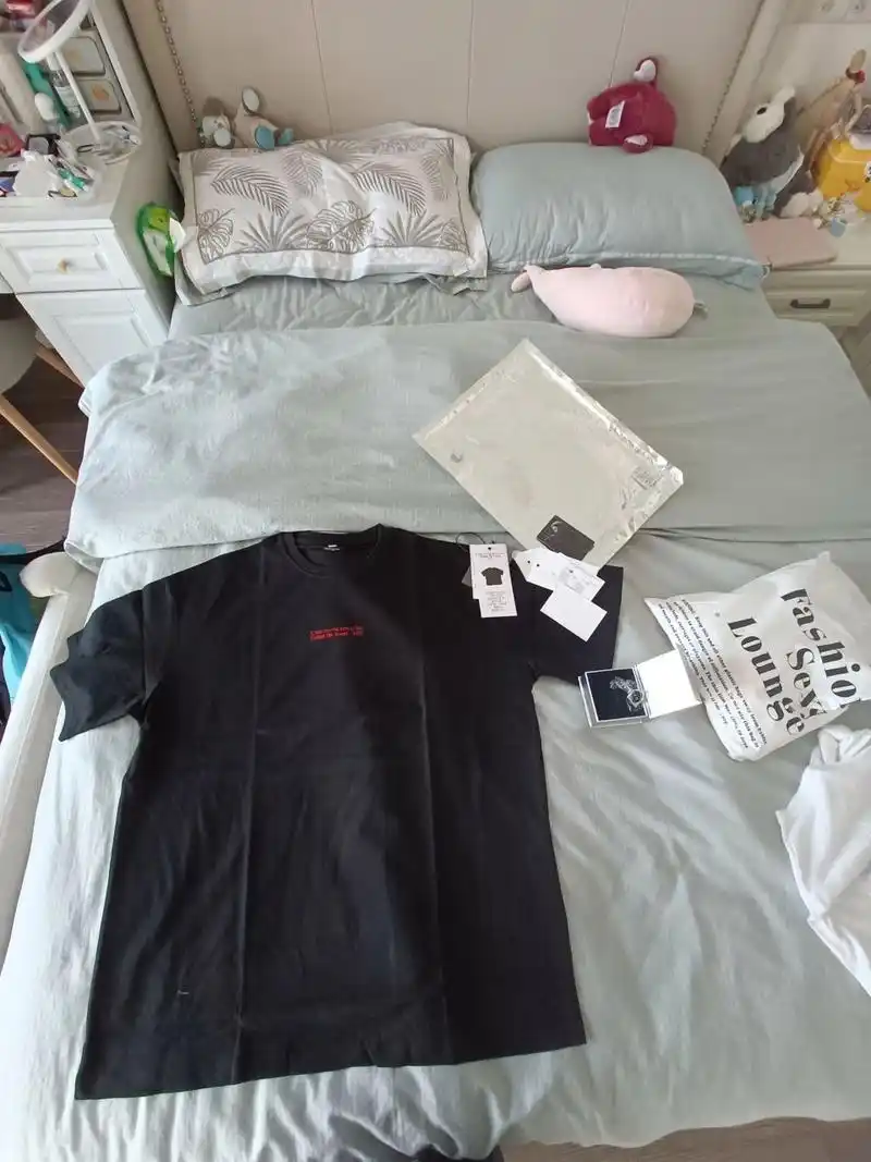 蔡徐坤现象t恤到底有多大 听说这是蔡徐坤的码 真的好大一件哈哈哈