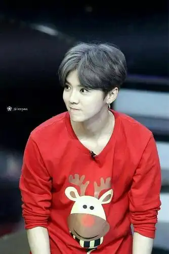 鹿晗配红衣服,肤白颜高还特别萌,能当屏保图换着用!