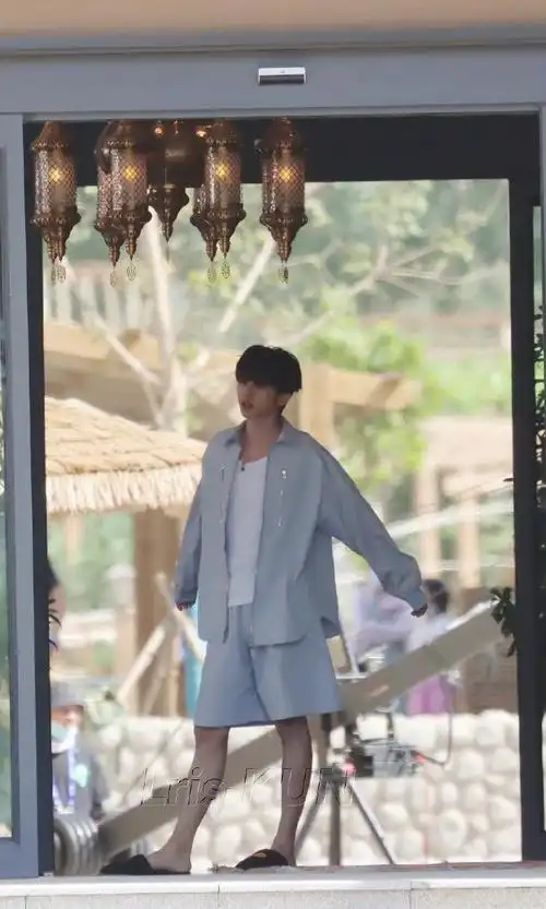 蔡徐坤奔跑吧居家风造型路透##蔡徐坤奔跑吧蓝色睡衣造型路透