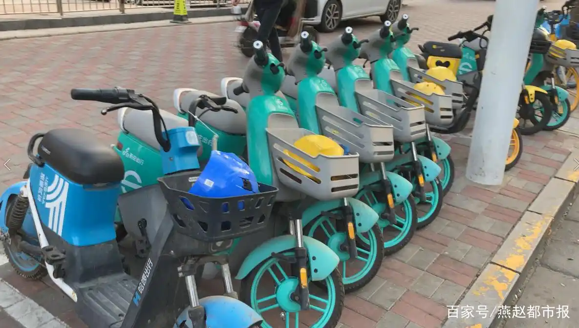 头盔缺失,破损,不卫生,石家庄一些共享电单车头盔问题多多影响市民